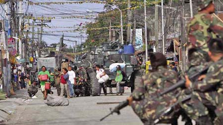 Hàng ngàn người dân thành phố Zamboanga phải di tản để tránh thương vong.